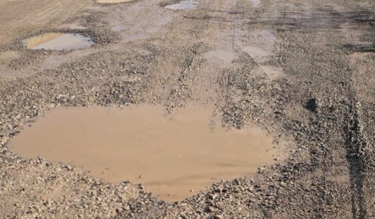 Mungesa e infrastrukturës rrugore dhe mungesa e ndriçimit, shqetësim në lagjen “28 Nëntori”, Elbasan