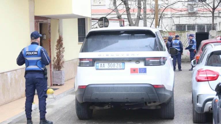 Mbyti për vdekje me tel babanë dhe e raportoi si aksident, zbardhet krimi në familje në Fier