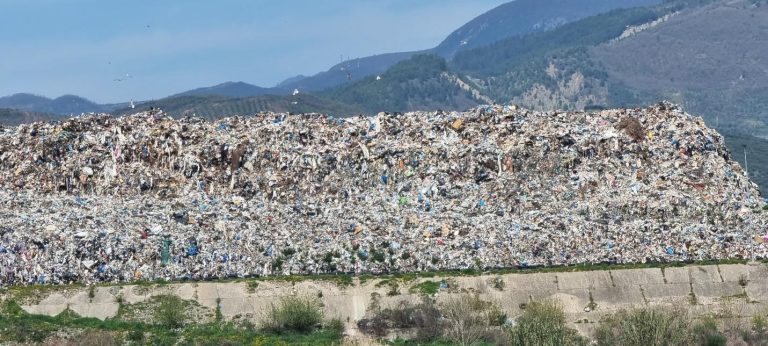 Bashkia Elbasan,miliona lekë për “gjelbërim” por plehrat bëhen mal tek inceneratori i vdekur