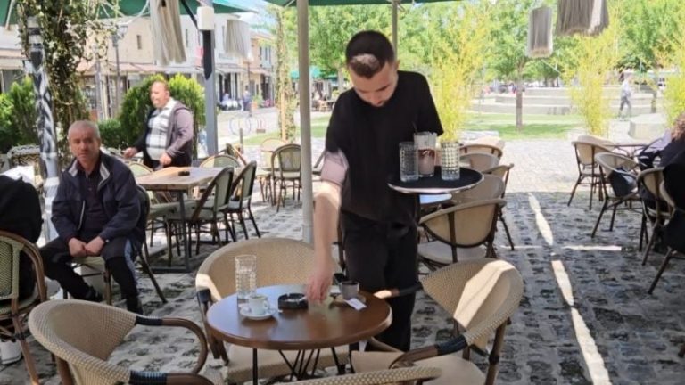 Kamerierët do të paguhen jo me pak se 70 mijë lekë