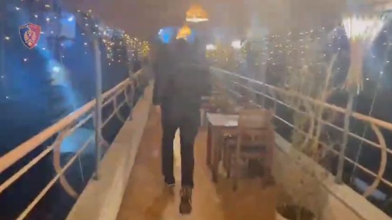 Goditja e grupit kriminal, tre shqiptarë të arrestuar, dalin pamjet