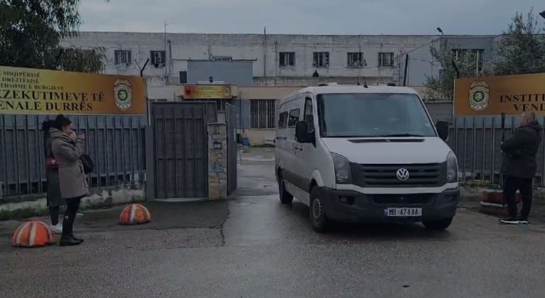 Pësoi hemoragji cerebrale/ Drejtori i komanduar i burgut në Durrës përfundon në spital