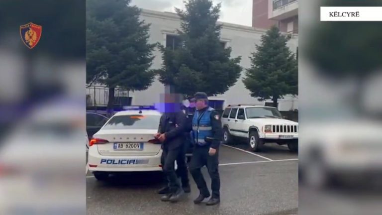 Mbante pa leje një kallashnikov në banesë, arrestohet 52-vjeçari në Këlcyre
