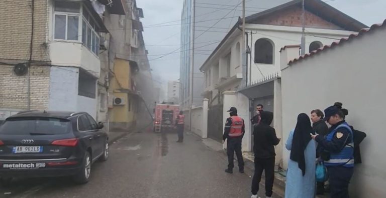 Harruan ngrohësen ndezur, përfshihet nga flakët apartamenti në Elbasan, dëme të shumta materiale