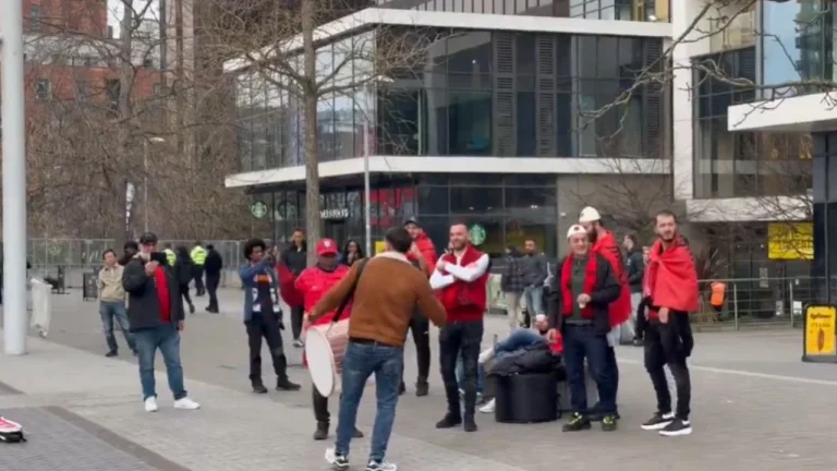 Festë me këngë e daulle! Shqiptarët “ngjyrosin” Londrën kuqezi, anglezët i bashkohen në valle