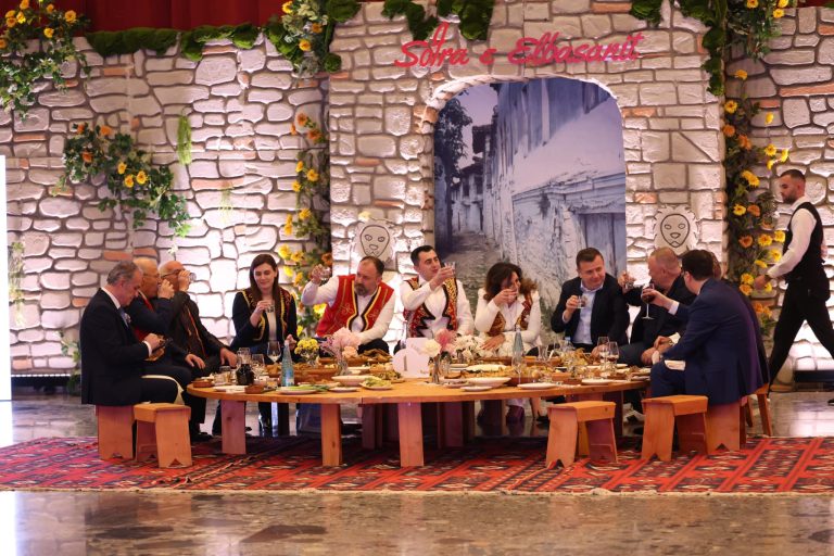 Hani, pini se paguhen nga lekët e Elbasanasve! Me buxhetin e bashkisë Elbasan, dëfrejnë politikanët.