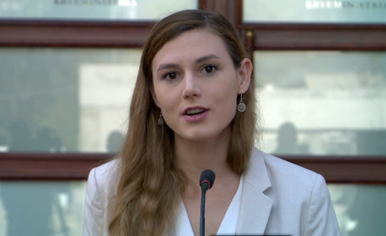 Rama për  Bora Muzhaqin: U bë e famshme me meme