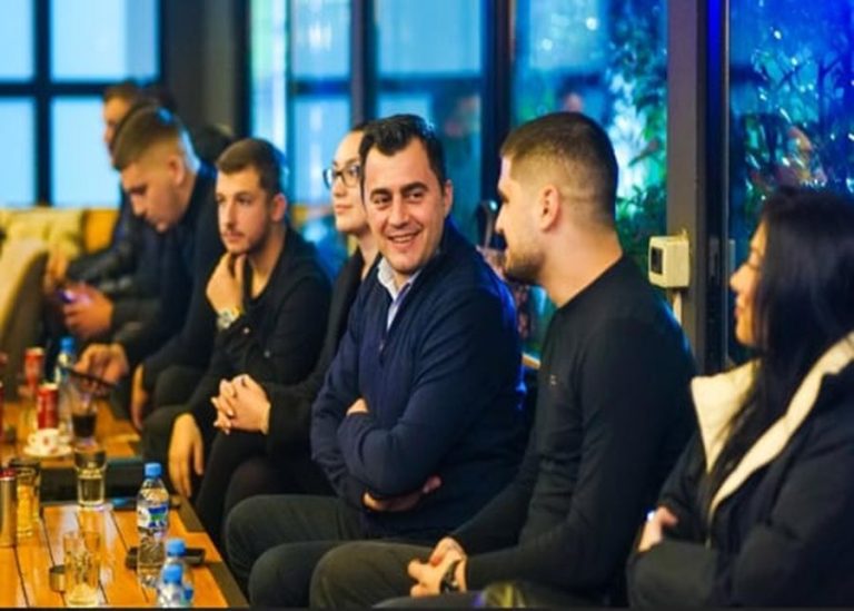 Duhen para për fushatë; Llatja i Elbasanit sajon një tender për mobilimin e sallës së këshillit bashkiak