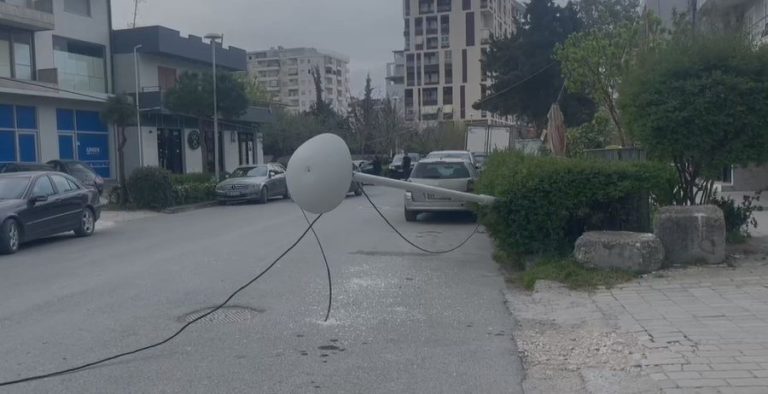 Mot i keq në Vlorë, probleme me energjinë në shumë fshatra, rrëzohen pemë e shtylla elektrike