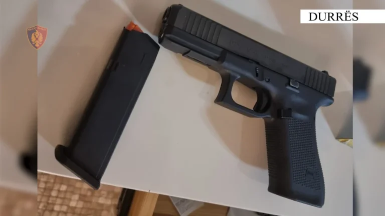 Kapet me armë zjarri pa leje në banesë, pranga 29-vjeçarit në Durrës