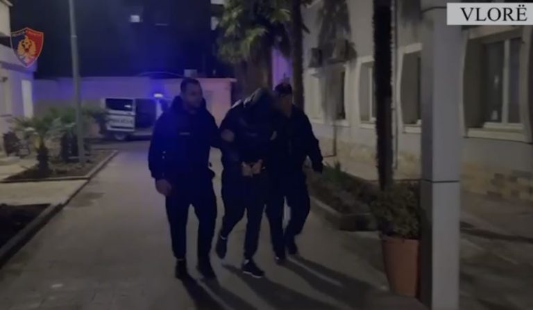Grabitën tre banesa dhe një automjet, një i arrestuar në Vlorë, shpallen në kërkim dy “skifterët” e tjerë