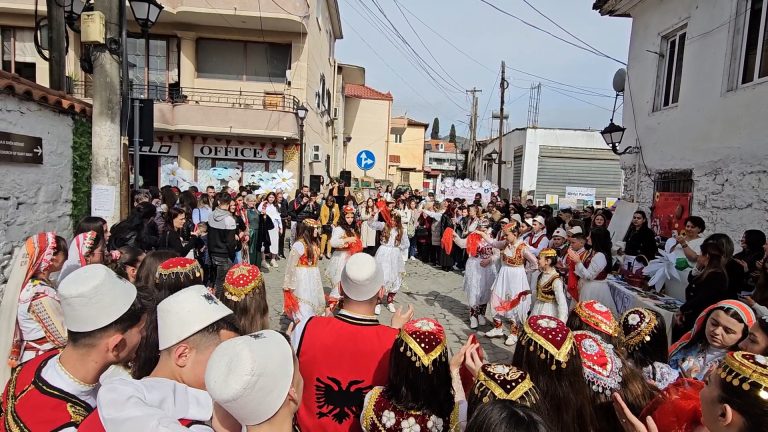 “Zejtarët e Elbasanit ” nuk marrin  pjesë në Panairin e zejeve. Bashkia i zëvendëson me nxënësit e shkollave (Video)