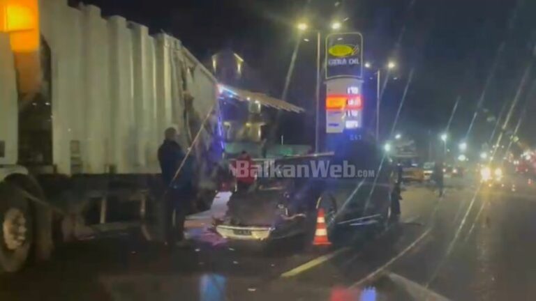 Aksident i frikshëm në Elbasan/ Autovetura shkatërrohet pothuajse plotësisht, të paktën 2 të plagosur