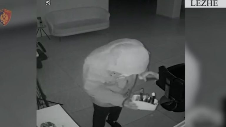 Hynë me forcë në një parukeri dhe vodhën artikuj të ndryshëm, autorët vëlla e motër! Nën hetim 17-vjeçarja