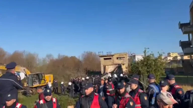 Banorët e Tragjasit protestojnë për ujin e burimit të fshatit/ Përplasje fizike me policinë, kundërshtojnë prishjen e stacionit të pompave