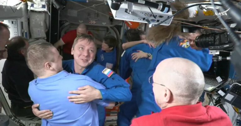 Rikthehen në tokë pas 9 muajsh/ Astronautët e NASA largohen nga stacioni ndërkombëtar i hapësirës