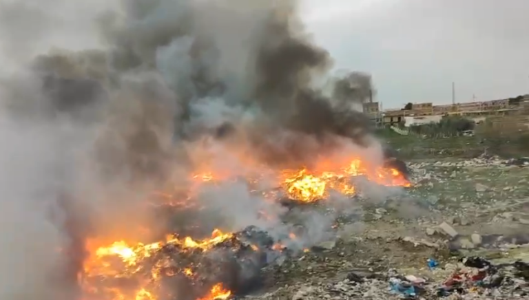 Sërish zjarr në fushën e mbetjeve në Vlorë! Flakët favorizohen nga era, rrezikohen banesat
