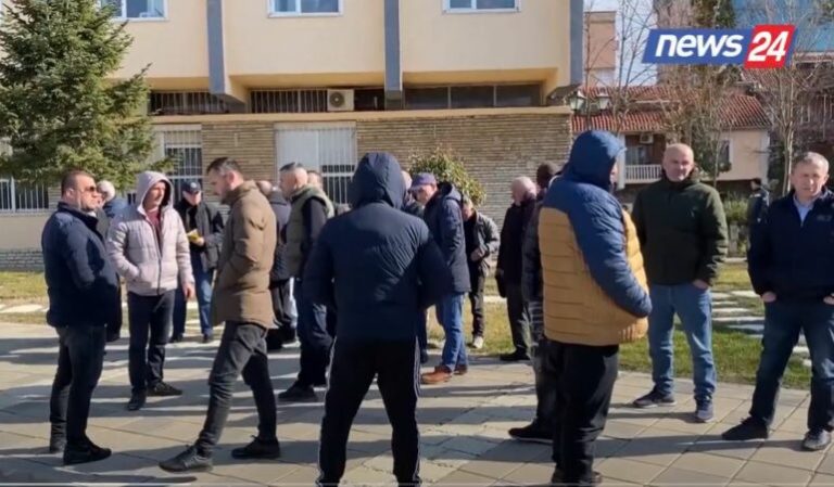 Rruga Kukës-Surroj në gjendje të degraduar, banorët në protestë: