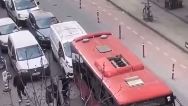 Sherri pranë gjimnazit “Sami Frashëri” në Tiranë, dalin pamjet, gjimnazistët i sulen të riut me grushte dhe sende të forta