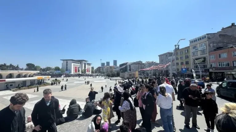 Të panikosur e me lot në sy, qytetarët e Stambollit lënë shtëpitë dhe zyrat pas tërmetit të fuqishëm, mblidhen në parqe e zona të hapura