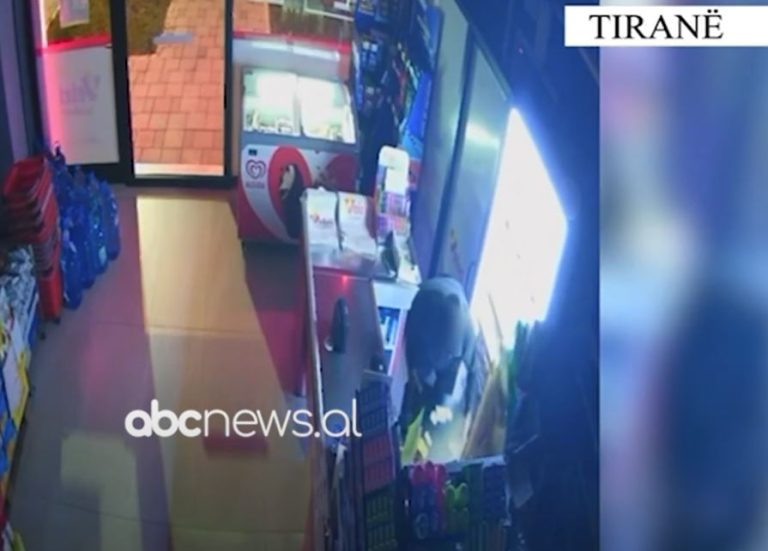 Grabiste marketet duke thyer dyert me sende të forta, pranga të riut në kryeqytet
