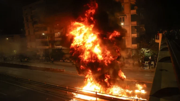 Koktej molotovi, kallashnikovë, plagosje dhe../ Kur Pashkët kthehen në një “zonë lufte! Çfarë ndodhi në Greqi?!