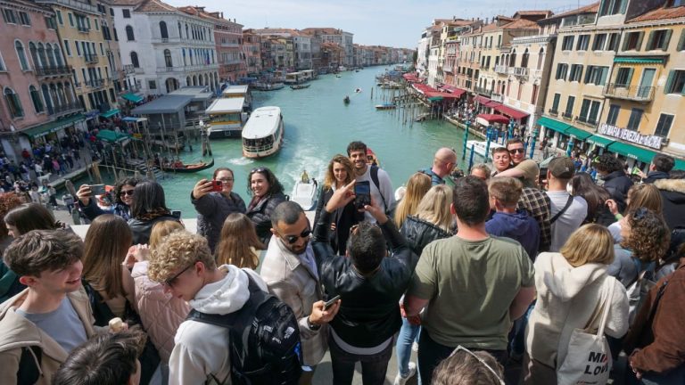 Rikthehet tarifa për turistët në Venecia! Kush rezervon në minutën e fundit, ‘taksohet’ dyfish