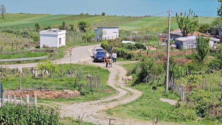 FSHATI SILARË NË GRAMSH 9 VITE PA UJË TË PIJSHËM (VIDEO)