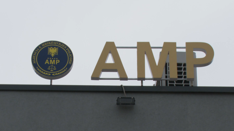 Bashkë me babanë bënë për spital një person, arrestohet polici