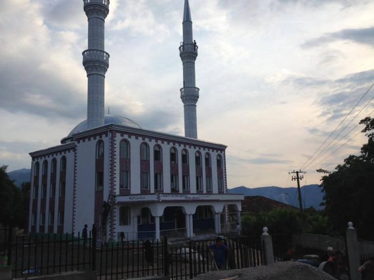 Vidhet xhamia e Dragostunjës në Librazhd, ‘skifterët’ marrin rreth 5 mijë euro