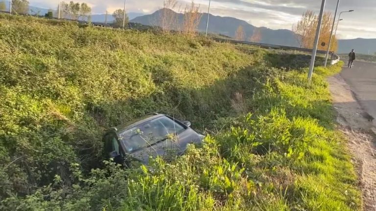 Aksident në aksin rrugor Lezhë-Shkodër, makina del nga rruga dhe përfundon në kanal