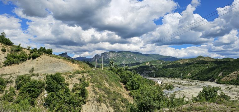 I zuri masivi i dheut në Gramsh! 2 të vdekur