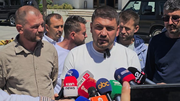 Fëmijët u helmuan nga salmonela, prindërit në Gramsh protestë jashtë bashkisë