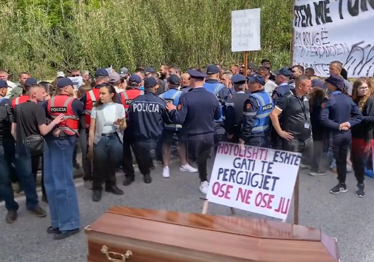 Çudia “Hotolisht” në Librazhd! Protestuan 5 muaj kundër qeverisë por votuan si fshat për PS!