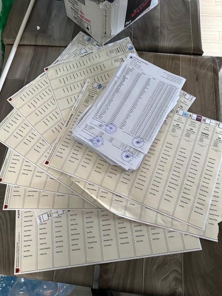 Berisha denoncoi gjetje të materialeve zgjedhore në një biznes në Peqin, policia procedon pronarin: Gjetëm fletë të falsifikuara dhe…