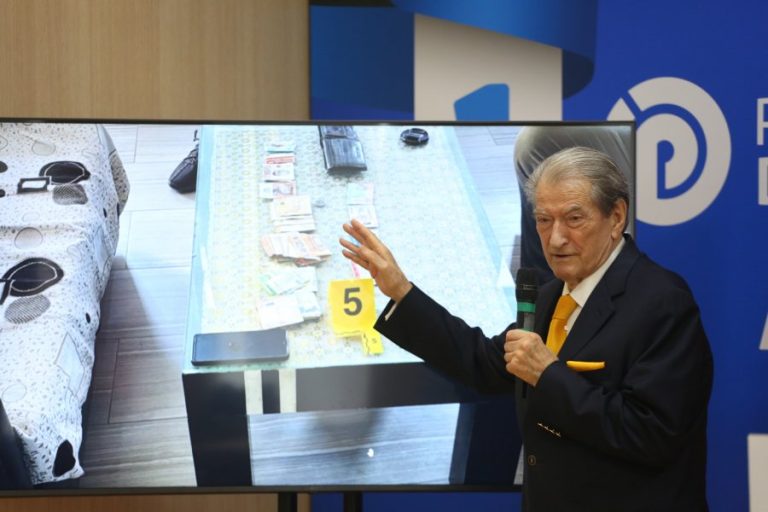 Berisha denoncon skandalin e ‘trenit bullgar’ në Elbasan: Ja provat e gjetura në lokalin e vëzhguesit të PS