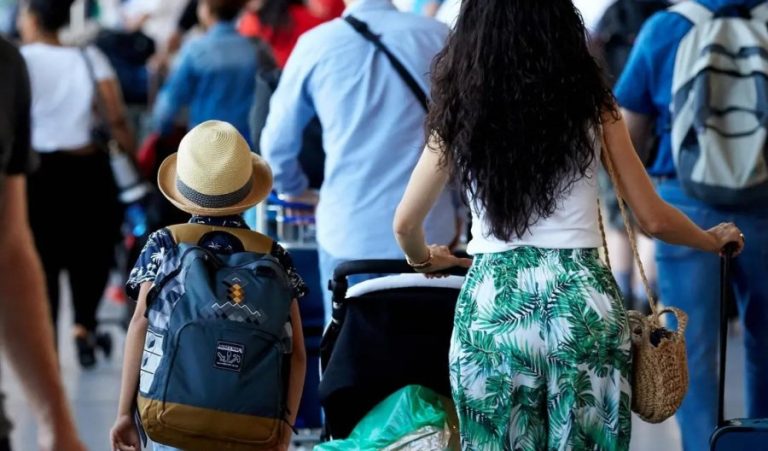 Gjobë e majme për nënën 35-vjeçare/ Mori fëmijët për pushime në Shqipëri, kur duhej të ishin në shkollë