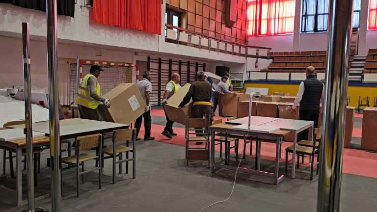 Nën masa të rrepta sigurie, materialet zgjedhore mbërrijnë në bashkinë e Elbasanit
