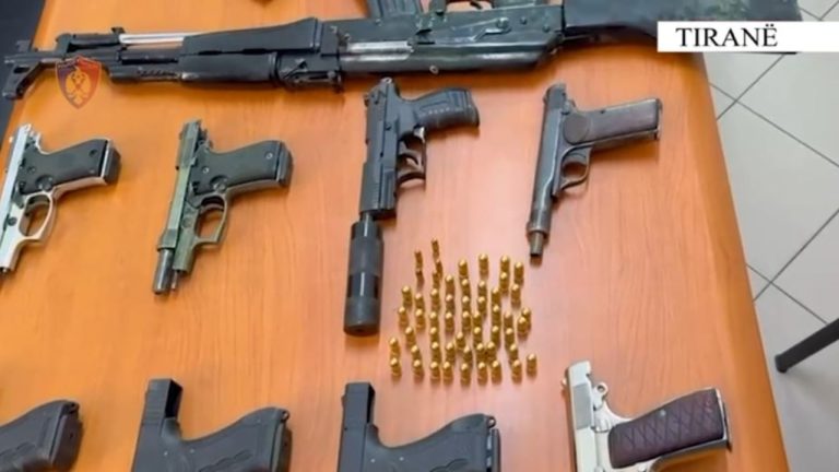 500-1500 euro një armë/ Zbulohet skema e grupit kriminal, i fshihnin në motorët e makinave kur hynin në territorin shqiptar