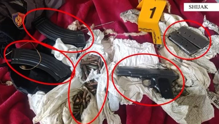 Babë e bir të armatosur! Mbanin në banesë kallashnikov dhe pistoletë