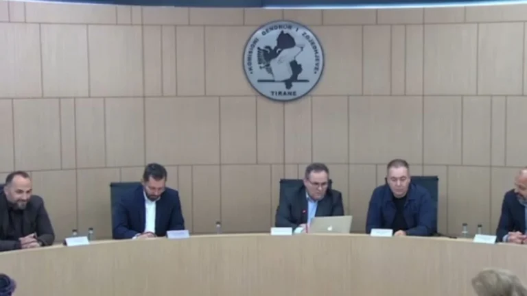 Me shumicë votash, KAS rrëzon kërkesën e PD për qarkun e Kukësit