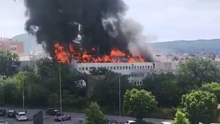 E frikshme në Itali! Fakulteti i Bujqësisë në Tuscia përfshihet nga flakët, nis me shpejtësi evakuimi i studentëve