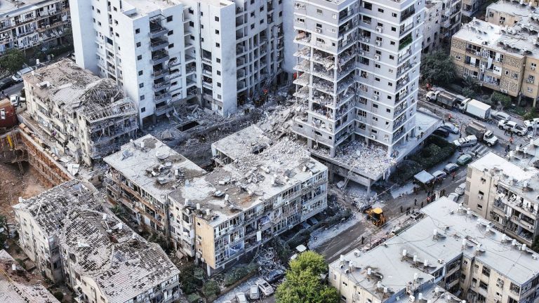 I gjithë blloku i banimit i shndërruar në rrënoja, çfarë la pas sulmi i Iranit në qytetin izraelit
