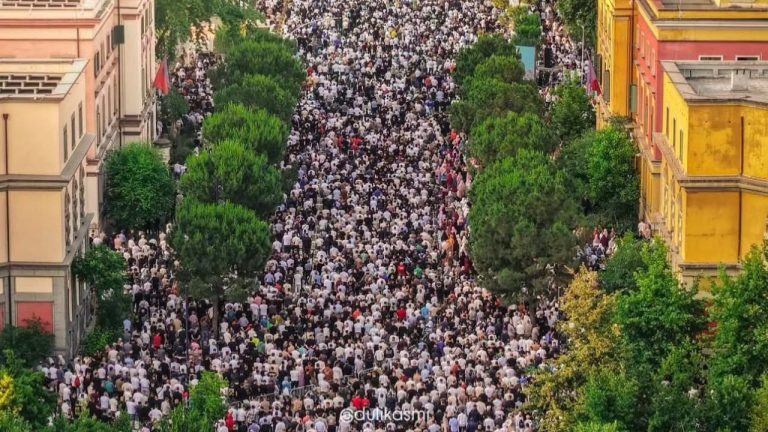 Festohet sot Kurban Bajrami, mijëra besimtarë falin namazin në bulevardin ‘Dëshmorët e Kombit’