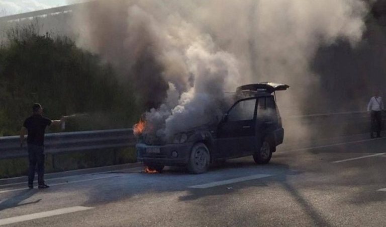 Automjet përfshihet nga flakët në Elbasan, dyshohet se…