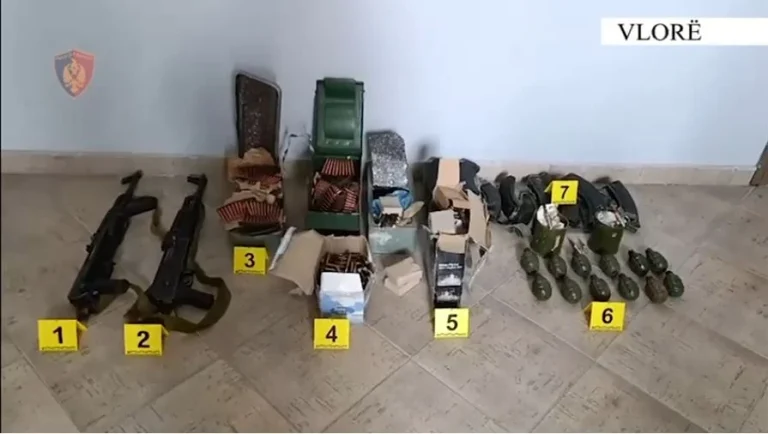 Zbulohet arsenal armësh, i moshuari i kishte fshehur në murin e shtëpisë