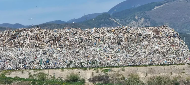 Rritet mali me plehra në landfillin e Elbasanit