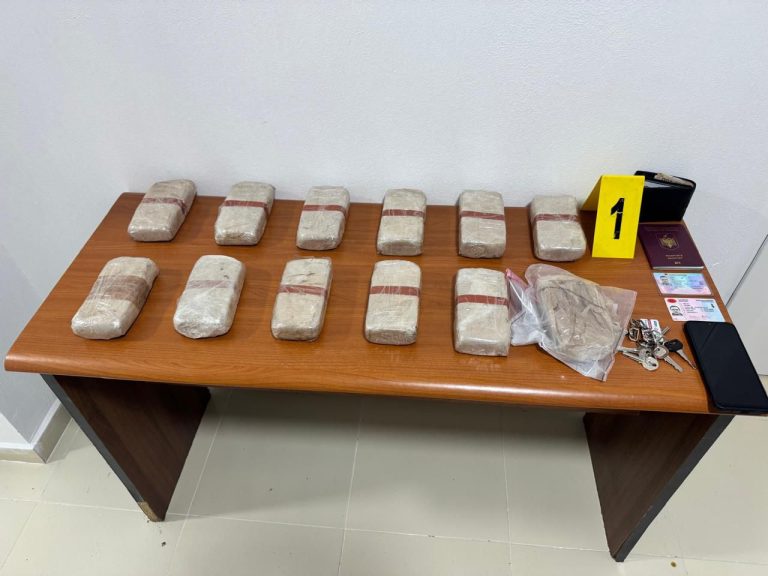 Lejuan drogë në makinë, arrestohet 4 puninjës policie