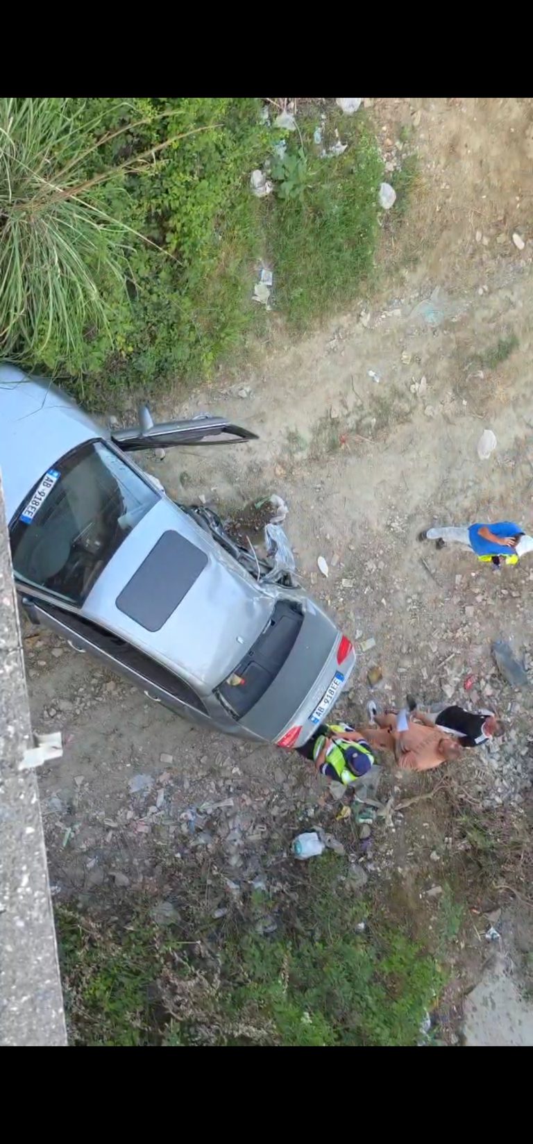 E rëndë në Elbasan! Shoferi humb kontrollin e makinës dhe bie nga ura