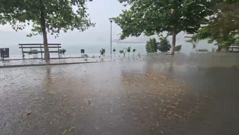 Përmbytet Belshi! Uji vërshon në rrugë (Video)